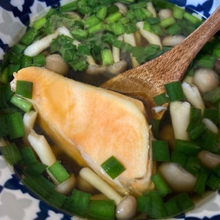 鮭とニラとしめじの和風スープ